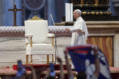 Vatikan Şehri, 14 Haziran 2025: Papa 16. Leo Bazilika 'ya girer ve Jübile' nin inançlı ve hacılarını selamlar. Papa 16. Leo, Aziz Petrus Bazilikası 'nın mihrabında Sport' un jübilesi için seyirciyi yönetiyor..