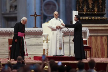 Vatikan Şehri, 14 Haziran 2025: Papa 16. Leo, St. Peter Bazilikası 'nın merkez mihrabında Sport' un Jübilesi için seyircilere başkanlık ediyor..