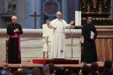 Vatikan Şehri, 14 Haziran 2025: Papa 16. Leo, St. Peter Bazilikası 'nın merkez mihrabında Sport' un Jübilesi için seyircilere başkanlık ediyor..