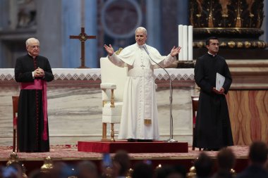 Vatikan Şehri, 14 Haziran 2025: Papa 16. Leo, St. Peter Bazilikası 'nın merkez mihrabında Sport' un Jübilesi için seyircilere başkanlık ediyor..