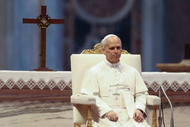 Vatikan Şehri, 14 Haziran 2025: Papa 16. Leo, St. Peter Bazilikası 'nın merkez mihrabında Sport' un Jübilesi için seyircilere başkanlık ediyor..