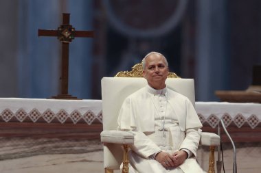 Vatikan Şehri, 14 Haziran 2025: Papa 16. Leo, St. Peter Bazilikası 'nın merkez mihrabında Sport' un Jübilesi için seyircilere başkanlık ediyor..