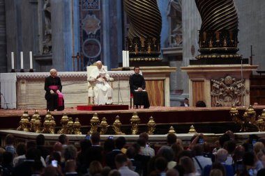 Vatikan Şehri, 14 Haziran 2025, Altair of the Basilica. Papa 16. Leo, Aziz Petrus Bazilikası 'nın mihrabında Sport' un jübilesi için seyirciyi yönetiyor..