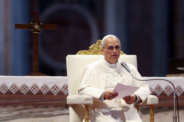 Vatikan Şehri, 14 Haziran 2025: Papa 16. Leo, St. Peter Bazilikası 'nın merkez mihrabında Sport' un Jübilesi için seyircilere başkanlık ediyor..