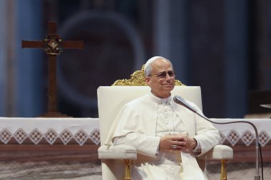 Vatikan Şehri, 14 Haziran 2025: Papa 16. Leo, St. Peter Bazilikası 'nın merkez mihrabında Sport' un Jübilesi için seyircilere başkanlık ediyor..