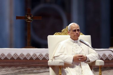 Vatikan Şehri, 14 Haziran 2025: Papa 16. Leo, St. Peter Bazilikası 'nın merkez mihrabında Sport' un Jübilesi için seyircilere başkanlık ediyor..