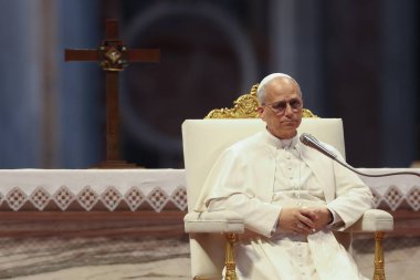 Vatikan Şehri, 14 Haziran 2025: Papa 16. Leo, St. Peter Bazilikası 'nın merkez mihrabında Sport' un Jübilesi için seyircilere başkanlık ediyor..