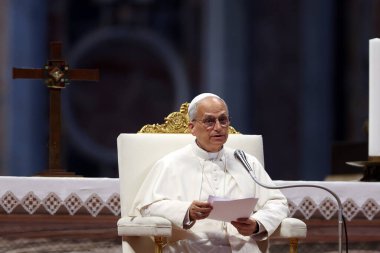 Vatikan Şehri, 14 Haziran 2025: Papa 16. Leo, St. Peter Bazilikası 'nın merkez mihrabında Sport' un Jübilesi için seyircilere başkanlık ediyor..