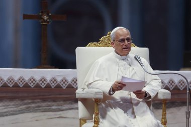 Vatikan Şehri, 14 Haziran 2025: Papa 16. Leo, St. Peter Bazilikası 'nın merkez mihrabında Sport' un Jübilesi için seyircilere başkanlık ediyor..