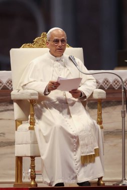 Vatikan Şehri, 14 Haziran 2025: Papa 16. Leo, St. Peter Bazilikası 'nın merkez mihrabında Sport' un Jübilesi için seyircilere başkanlık ediyor..