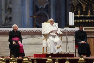 Vatikan Şehri, 14 Haziran 2025: Papa 16. Leo, St. Peter Bazilikası 'nın merkez mihrabında Sport' un Jübilesi için seyircilere başkanlık ediyor..