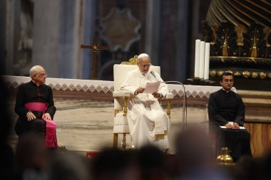 Vatikan Şehri, 14 Haziran 2025: Papa 16. Leo, St. Peter Bazilikası 'nın merkez mihrabında Sport' un Jübilesi için seyircilere başkanlık ediyor..