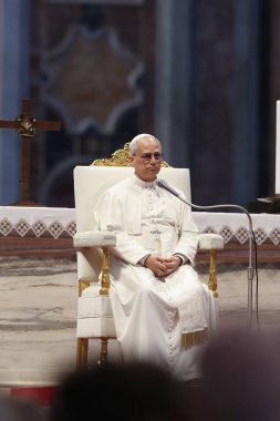 Vatikan Şehri, 14 Haziran 2025: Papa 16. Leo, St. Peter Bazilikası 'nın merkez mihrabında Sport' un Jübilesi için seyircilere başkanlık ediyor..