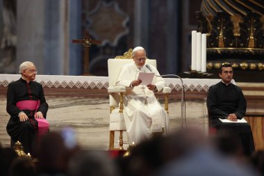 Vatikan Şehri, 14 Haziran 2025: Papa 16. Leo, St. Peter Bazilikası 'nın merkez mihrabında Sport' un Jübilesi için seyircilere başkanlık ediyor..