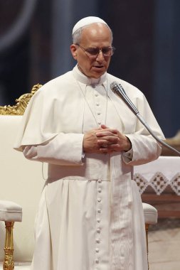 Vatikan Şehri, 14 Haziran 2025: Leo XIV, Seyirci 'nin sonunda kutsamayı sunar. Papa 16. Leo, Aziz Petrus Bazilikası 'nın mihrabında Sport' un jübilesi için seyirciyi yönetiyor..