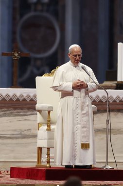 Vatikan Şehri, 14 Haziran 2025: Leo XIV, Seyirci 'nin sonunda kutsamayı sunar. Papa 16. Leo, Aziz Petrus Bazilikası 'nın mihrabında Sport' un jübilesi için seyirciyi yönetiyor..