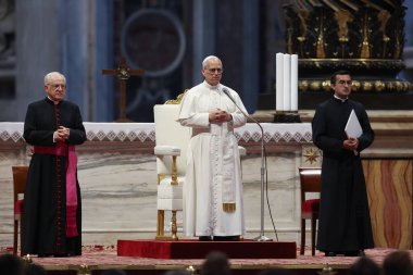 Vatikan Şehri, 14 Haziran 2025: Leo XIV, Seyirci 'nin sonunda kutsamayı sunar. Papa 16. Leo, Aziz Petrus Bazilikası 'nın mihrabında Sport' un jübilesi için seyirciyi yönetiyor..