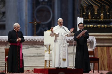 Vatikan Şehri, 14 Haziran 2025: Leo XIV, Seyirci 'nin sonunda kutsamayı sunar. Papa 16. Leo, Aziz Petrus Bazilikası 'nın mihrabında Sport' un jübilesi için seyirciyi yönetiyor..