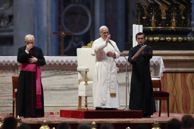 Vatikan Şehri, 14 Haziran 2025: Leo XIV, Seyirci 'nin sonunda kutsamayı sunar. Papa 16. Leo, Aziz Petrus Bazilikası 'nın mihrabında Sport' un jübilesi için seyirciyi yönetiyor..