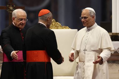 Vatikan Şehri, 14 Haziran 2025: Leo, seyircilerin sonunda piskoposları ve kardinalleri selamlıyor. Papa 16. Leo, Aziz Petrus Bazilikası 'nın mihrabında Sport' un jübilesi için seyirciyi yönetiyor..