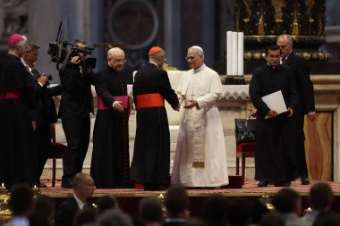 Vatikan Şehri, 14 Haziran 2025: Leo, seyircilerin sonunda piskoposları ve kardinalleri selamlıyor. Papa 16. Leo, Aziz Petrus Bazilikası 'nın mihrabında Sport' un jübilesi için seyirciyi yönetiyor..