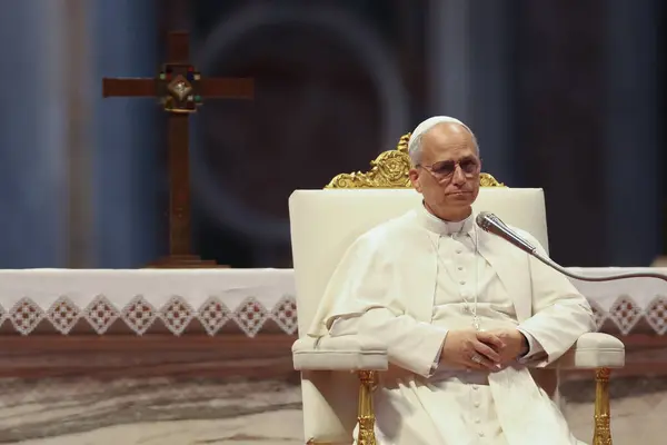 Vatikan Şehri, 14 Haziran 2025: Papa 16. Leo, St. Peter Bazilikası 'nın merkez mihrabında Sport' un Jübilesi için seyircilere başkanlık ediyor..