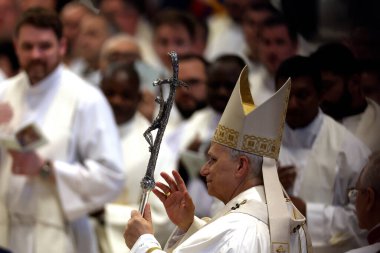 Vatikan Şehri, İtalya 15 Haziran 2025: Papa 16. Leo bazilikaya gelir ve inananları selamlar. Papa 16. Leo, Kutsal Pazar Ayinine ve Aziz Peter Bazilikası 'nın mihrabındaki Spor Yıldönümüne başkanlık ediyor..