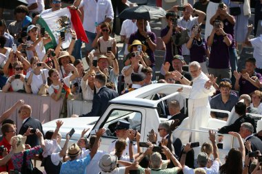 Vatikan Şehri, İtalya 25 Haziran 2025: Papa 16. Leo, Papa 'nın arabasıyla 25 Haziran Çarşamba günü St. Peter Meydanı' nda dinleyicileri selamlıyor..