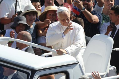 Vatikan Şehri, İtalya 25 Haziran 2025: Papa 16. Leo, Papa 'nın arabasıyla 25 Haziran Çarşamba günü St. Peter Meydanı' nda dinleyicileri selamlıyor..