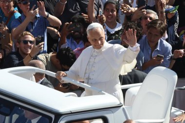 Vatikan Şehri, İtalya 25 Haziran 2025: Papa 16. Leo, Papa 'nın arabasıyla 25 Haziran Çarşamba günü St. Peter Meydanı' nda dinleyicileri selamlıyor..