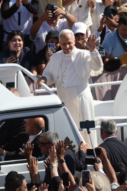 Vatikan Şehri, İtalya 25 Haziran 2025: Papa 16. Leo, Papa 'nın arabasıyla 25 Haziran Çarşamba günü St. Peter Meydanı' nda dinleyicileri selamlıyor..