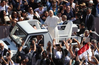 Vatikan Şehri, İtalya 25 Haziran 2025: Papa 16. Leo, Papa 'nın arabasıyla 25 Haziran Çarşamba günü St. Peter Meydanı' nda dinleyicileri selamlıyor..