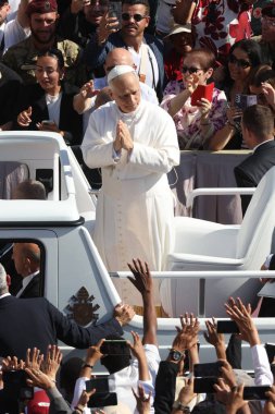 Vatikan Şehri, İtalya 25 Haziran 2025: Papa 16. Leo, Papa 'nın arabasıyla 25 Haziran Çarşamba günü St. Peter Meydanı' nda dinleyicileri selamlıyor..