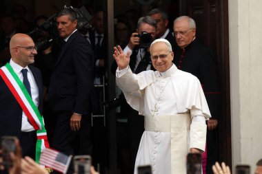 Roma, İtalya, 13 Temmuz 2025: Papa 16. Leo, Papa 16. Benedikt 'in 13 yıl sonra Castelgandolfo' daki Piazza della Libert 'teki Pazar Angelus' tan sonra Apostolik Sarayı 'nın kapısında inananları selamlıyor..