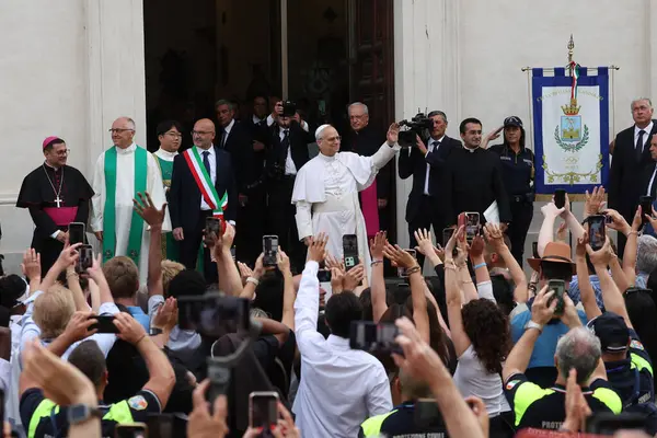 Roma, İtalya, 13 Temmuz 2025: Papa 16. Leo, Papa 16. Benedikt 'in 13 yıl sonra Castelgandolfo' daki Piazza della Libert 'teki Pazar Angelus' tan sonra Apostolik Sarayı 'nın kapısında inananları selamlıyor..