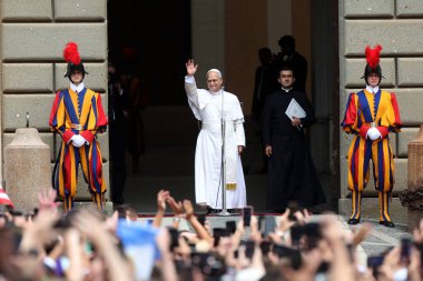 Roma, İtalya, 13 Temmuz 2025: Papa 16. Leo, Papa 16. Benedikt 'in 13 yıl sonra Castelgandolfo' daki Piazza della Libert 'teki Pazar Angelus' tan sonra Apostolik Sarayı 'nın kapısında inananları selamlıyor..