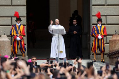 Roma, İtalya, 13 Temmuz 2025: Papa 16. Leo, Papa 16. Benedikt 'in 13 yıl sonra Castelgandolfo' daki Piazza della Libert 'teki Pazar Angelus' tan sonra Apostolik Sarayı 'nın kapısında inananları selamlıyor..
