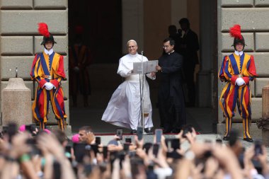 Roma, İtalya, 13 Temmuz 2025: Papa 16. Leo, Papa 16. Benedikt 'in 13 yıl sonra Castelgandolfo' daki Piazza della Libert 'teki Pazar Angelus' tan sonra Apostolik Sarayı 'nın kapısında inananları selamlıyor..