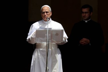 Roma, İtalya, 13 Temmuz 2025: Papa 16. Leo, Papa 16. Benedikt 'in 13 yıl sonra Castelgandolfo' daki Piazza della Libert 'teki Pazar Angelus' tan sonra Apostolik Sarayı 'nın kapısında inananları selamlıyor..