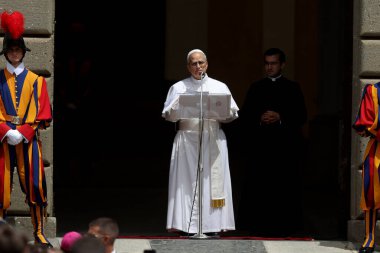 Roma, İtalya, 13 Temmuz 2025: Papa 16. Leo, Papa 16. Benedikt 'in 13 yıl sonra Castelgandolfo' daki Piazza della Libert 'teki Pazar Angelus' tan sonra Apostolik Sarayı 'nın kapısında inananları selamlıyor..