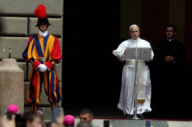 Roma, İtalya, 13 Temmuz 2025: Papa 16. Leo, Papa 16. Benedikt 'in 13 yıl sonra Castelgandolfo' daki Piazza della Libert 'teki Pazar Angelus' tan sonra Apostolik Sarayı 'nın kapısında inananları selamlıyor..