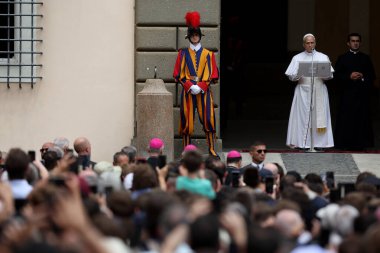 Roma, İtalya, 13 Temmuz 2025: Papa 16. Leo, Papa 16. Benedikt 'in 13 yıl sonra Castelgandolfo' daki Piazza della Libert 'teki Pazar Angelus' tan sonra Apostolik Sarayı 'nın kapısında inananları selamlıyor..