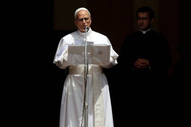 Roma, İtalya, 13 Temmuz 2025: Papa 16. Leo, Papa 16. Benedikt 'in 13 yıl sonra Castelgandolfo' daki Piazza della Libert 'teki Pazar Angelus' tan sonra Apostolik Sarayı 'nın kapısında inananları selamlıyor..