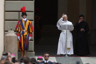 Roma, İtalya, 13 Temmuz 2025: Papa 16. Leo, Papa 16. Benedikt 'in 13 yıl sonra Castelgandolfo' daki Piazza della Libert 'teki Pazar Angelus' tan sonra Apostolik Sarayı 'nın kapısında inananları selamlıyor..