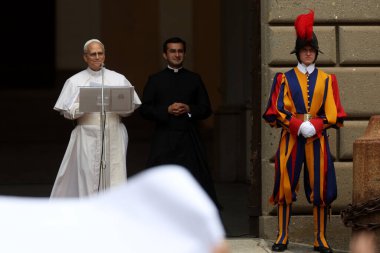 Roma, İtalya, 13 Temmuz 2025: Papa 16. Leo, Papa 16. Benedikt 'in 13 yıl sonra Castelgandolfo' daki Piazza della Libert 'teki Pazar Angelus' tan sonra Apostolik Sarayı 'nın kapısında inananları selamlıyor..