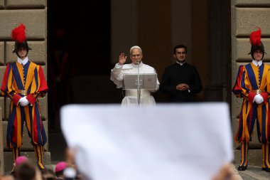 Roma, İtalya, 13 Temmuz 2025: Papa 16. Leo, Papa 16. Benedikt 'in 13 yıl sonra Castelgandolfo' daki Piazza della Libert 'teki Pazar Angelus' tan sonra Apostolik Sarayı 'nın kapısında inananları selamlıyor..