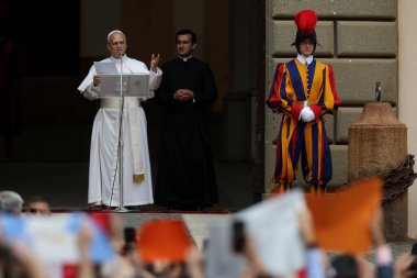 Roma, İtalya, 13 Temmuz 2025: Papa 16. Leo, Papa 16. Benedikt 'in 13 yıl sonra Castelgandolfo' daki Piazza della Libert 'teki Pazar Angelus' tan sonra Apostolik Sarayı 'nın kapısında inananları selamlıyor..