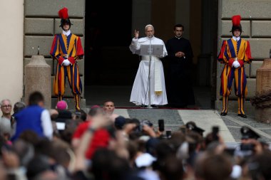 Roma, İtalya, 13 Temmuz 2025: Papa 16. Leo, Papa 16. Benedikt 'in 13 yıl sonra Castelgandolfo' daki Piazza della Libert 'teki Pazar Angelus' tan sonra Apostolik Sarayı 'nın kapısında inananları selamlıyor..