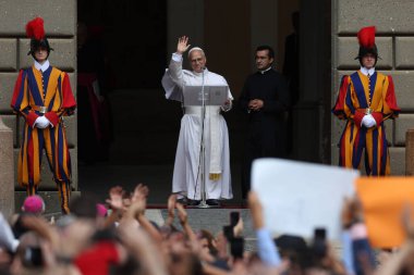 Roma, İtalya, 13 Temmuz 2025: Papa 16. Leo, Papa 16. Benedikt 'in 13 yıl sonra Castelgandolfo' daki Piazza della Libert 'teki Pazar Angelus' tan sonra Apostolik Sarayı 'nın kapısında inananları selamlıyor..