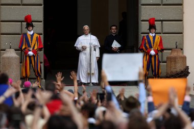 Roma, İtalya, 13 Temmuz 2025: Papa 16. Leo, Papa 16. Benedikt 'in 13 yıl sonra Castelgandolfo' daki Piazza della Libert 'teki Pazar Angelus' tan sonra Apostolik Sarayı 'nın kapısında inananları selamlıyor..